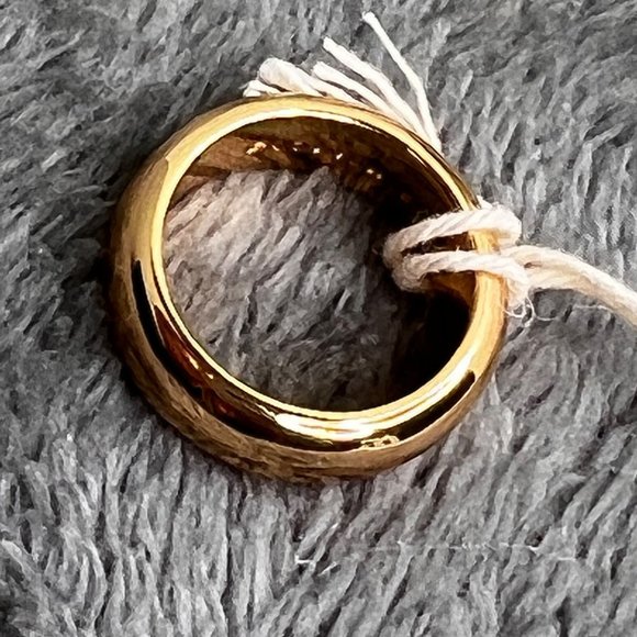 Club Monaco Ring Gold Tone Band size 5 Signed Logo NWT - Picture 2 of 6